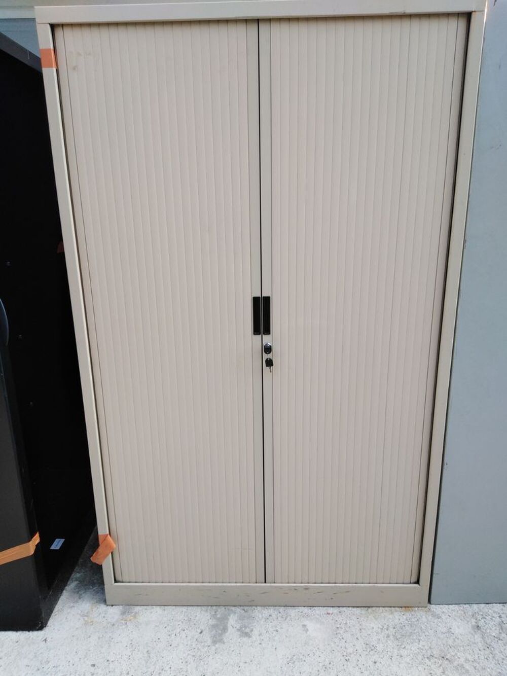 belle armoir de rangement avec &eacute;tag&egrave;re et porte coulissante Meubles
