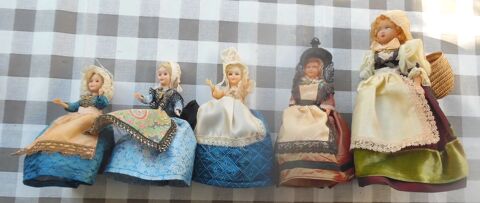poupées à collectionner 3 de 14 cm 1 de 18 cm et 1 de 22 cm 7 Castries (34)