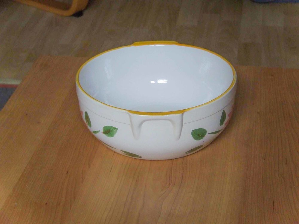Grand saladier en terre cuite &eacute;maill&eacute;e. Blanc motif fleurs. Cuisine