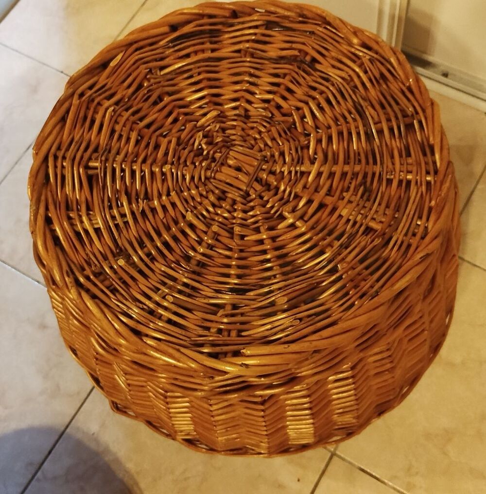 Grande pani&egrave;re en osier ou coffre &agrave; linge avec couvercle Décoration