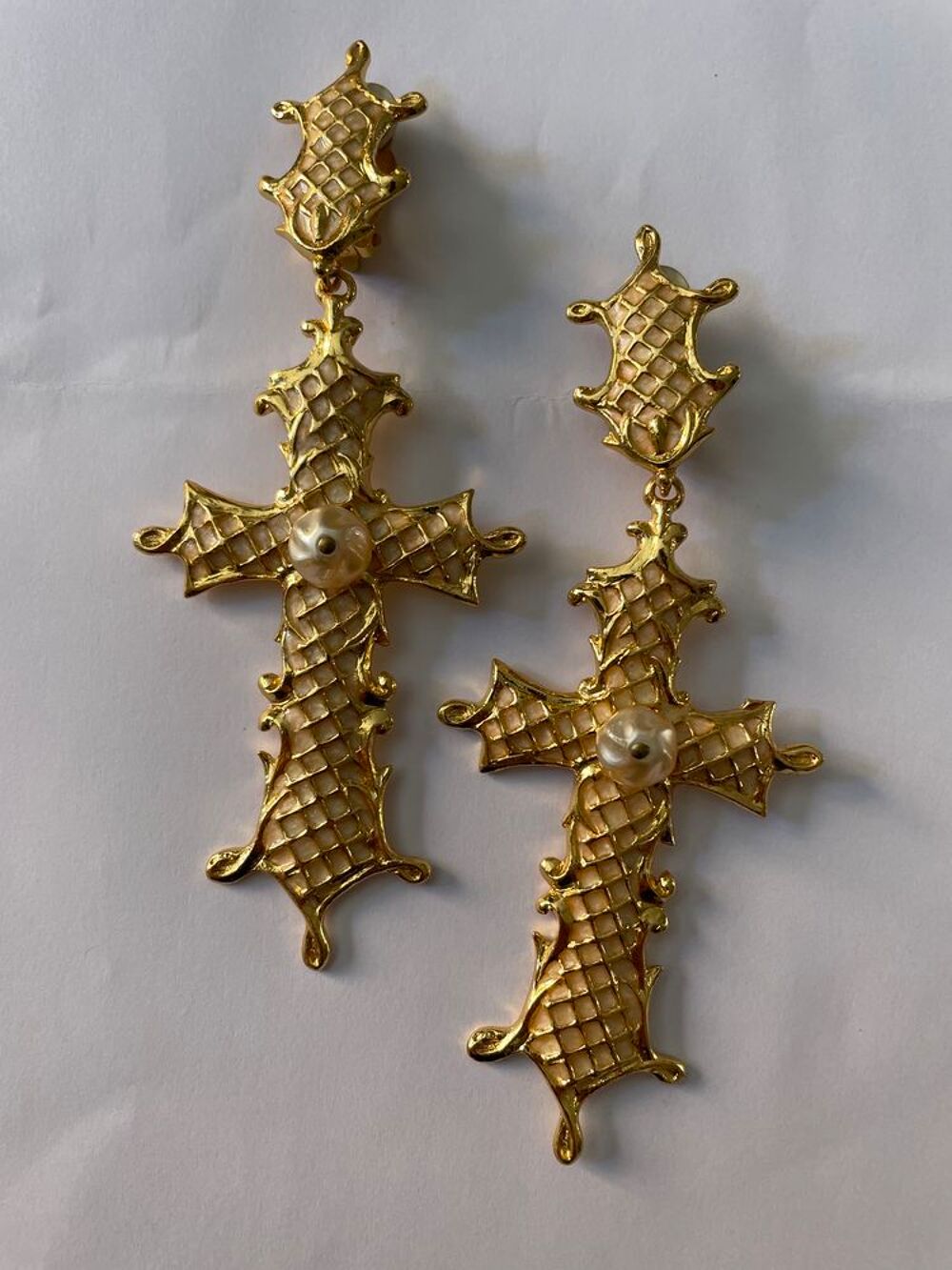 BO Clip croisillons email blanc nacr&eacute; pendant croix LACROIX Bijoux et montres