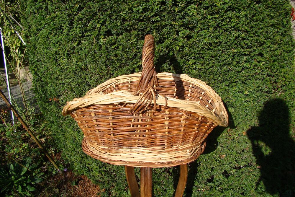 Tr&egrave;s grand panier &eacute;vas&eacute; en osier vintage Décoration