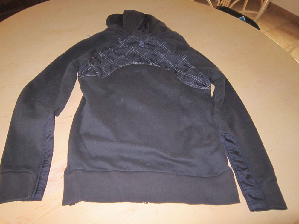 Une veste avec capuche (&eacute;quitation) Vêtements