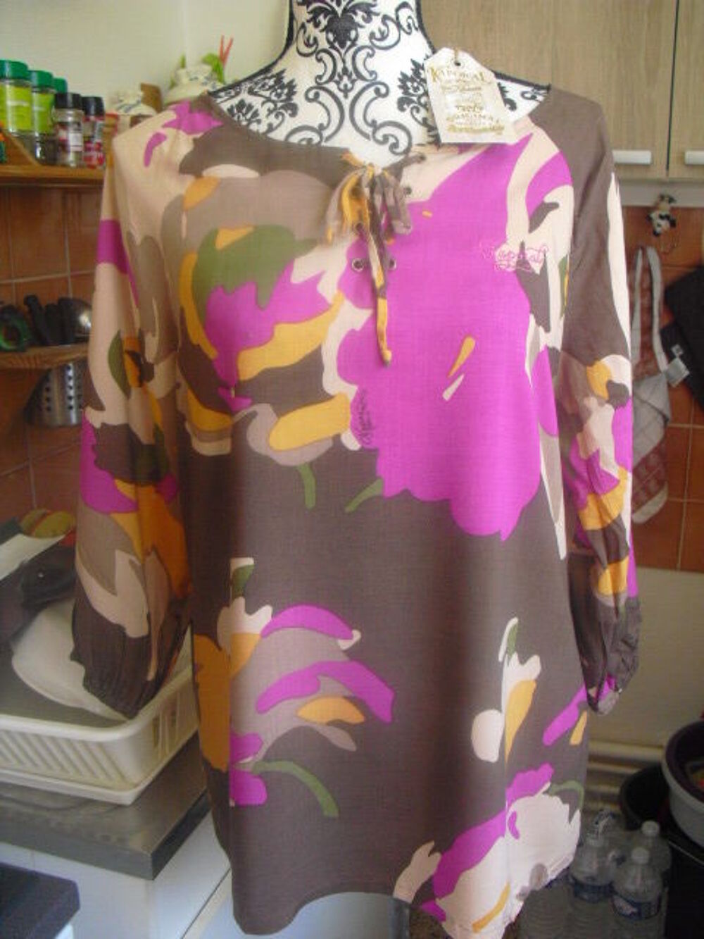 BLOUSE color&eacute;e a motifs &eacute;tiquett&eacute;e NEUVE KAPORAL TAILLE S Vêtements