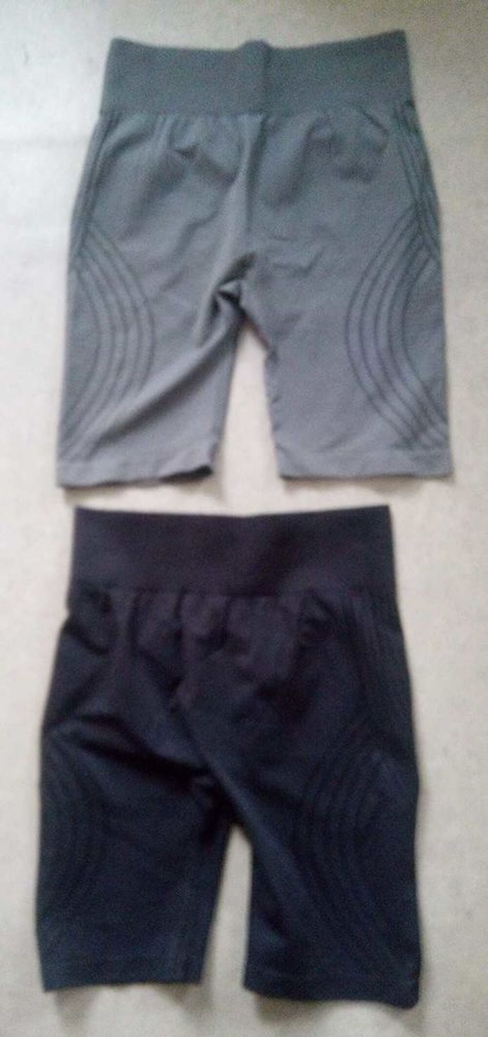 Lingins femme taille XL noir et gris neuf jamais port&eacute;. Sur Amiens Rivery 15 € les 2. C'est disponible... Vêtements