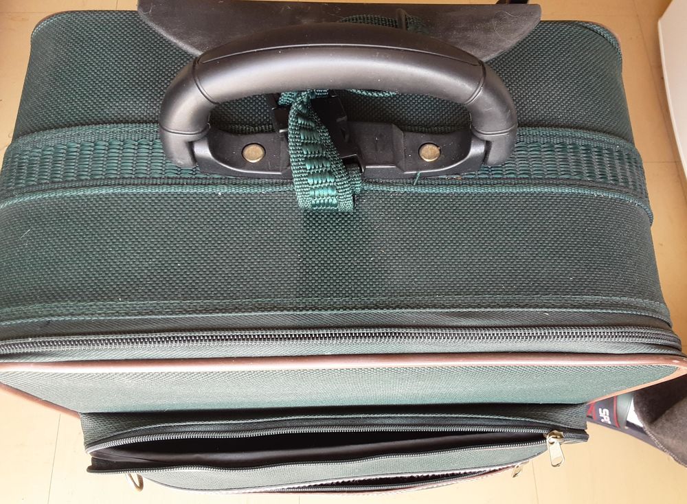 Valise &agrave; 2 roulettes, comme neuve. Maroquinerie