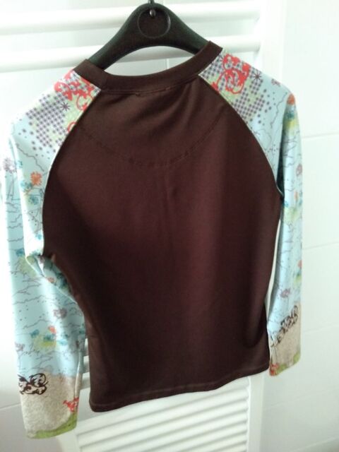 T-SHIRT  SKI       THE NORTH  FACE
15 Aubenas (07)