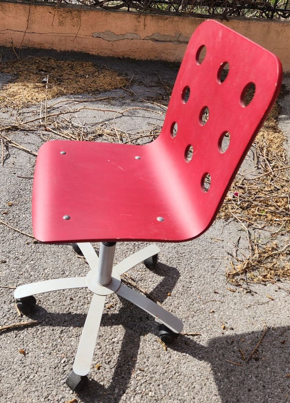 1 Chaise rouge &agrave; roulettes Meubles