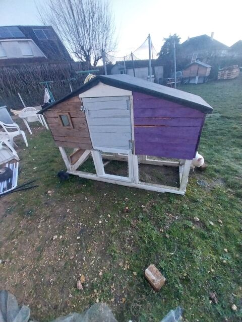 Poulailler en bois extérieur 2m040lg 740 larg 1m540hauteur Château-la-Vallière (37)