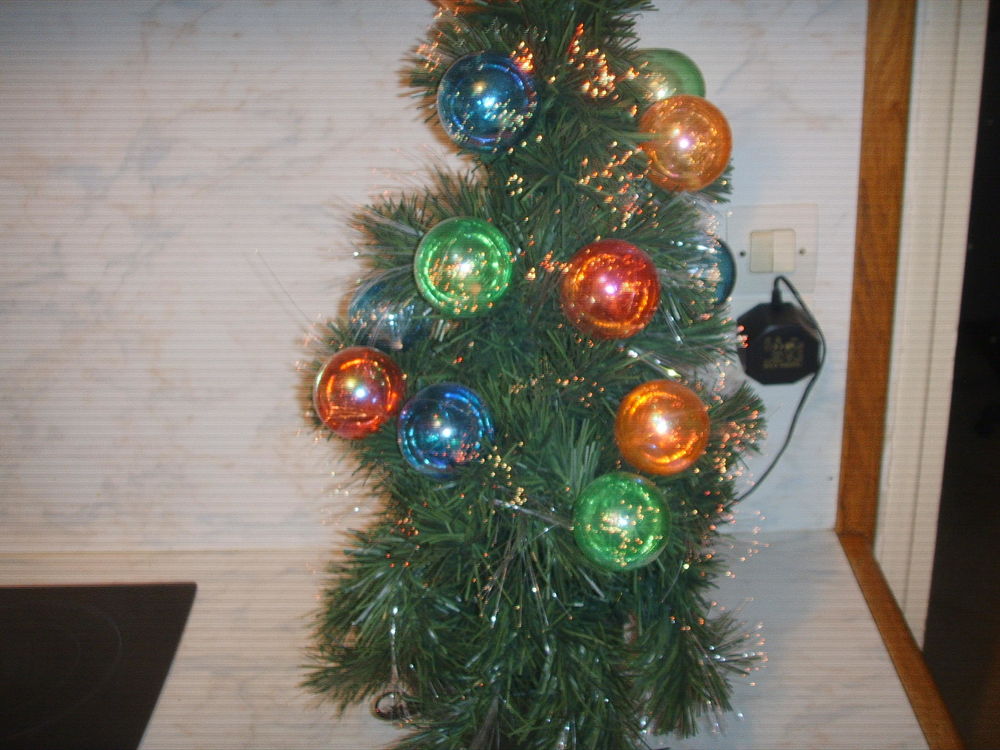 Arbre de Noel &agrave; fibres optiques scintillantes. Hauteur 60cm. Décoration