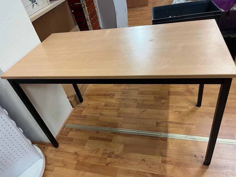 Table 60cmx1.20x73cm hauteur. 20€ / 100€ le lot de 7
Meubles