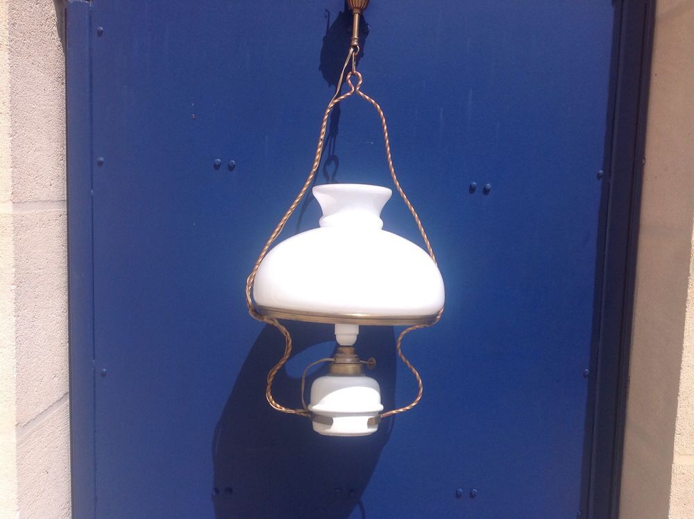 lampe avec un verre de 26cm. le verre est en parfait &eacute;tat pas de coup ou de fel Décoration