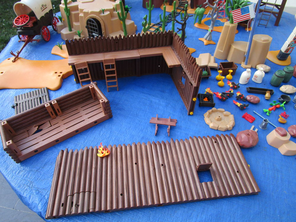  PLAYMOBIL GROS LOT VIEUX DECOR COWBOY+ACCESSOIRES Jeux / jouets