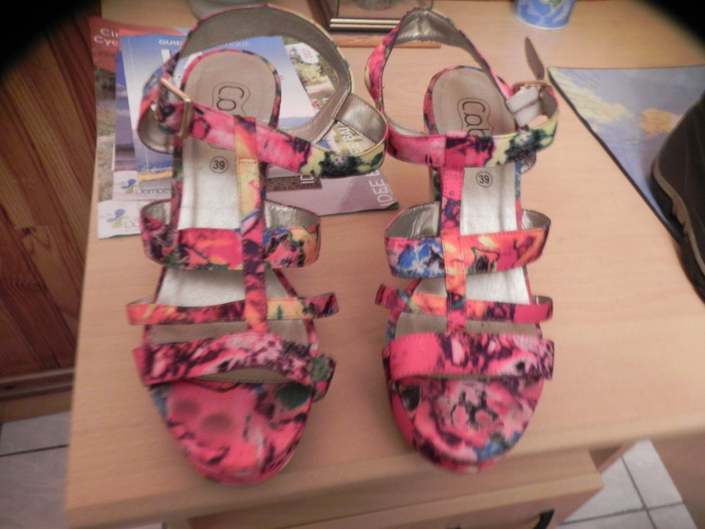 chaussures d'&eacute;t&eacute; femme avec talons hauts, taille 39. Chaussures