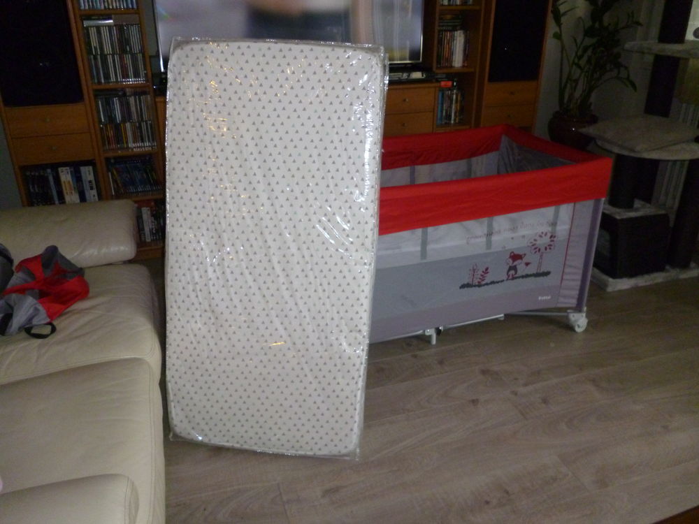 Lit parapluie avec en plus un matelas et une table &agrave; langer Mobilier enfants