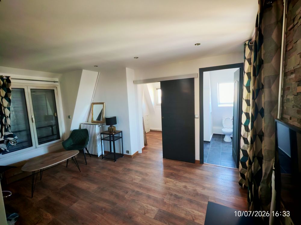 Location Appartement F2 Meublé, dernier étage lumineux, refait à neuf, au calme Paris 20
