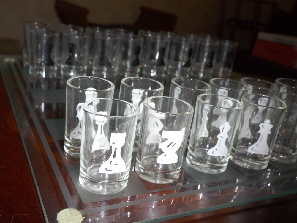 Jeu d'&eacute;checs en verre &agrave; liqueur 