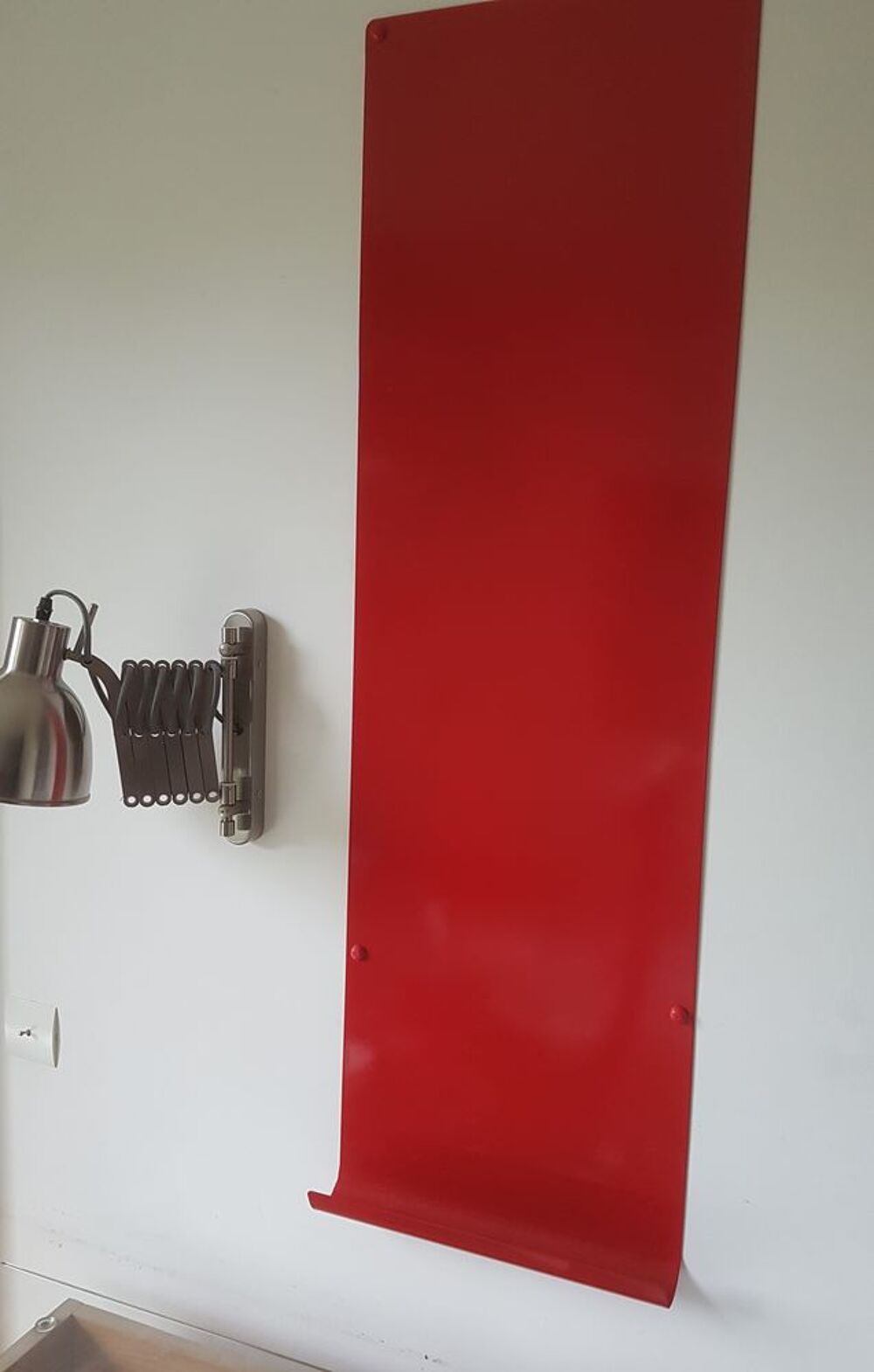 Tableau magn&eacute;tique rouge avec porte stylo Décoration