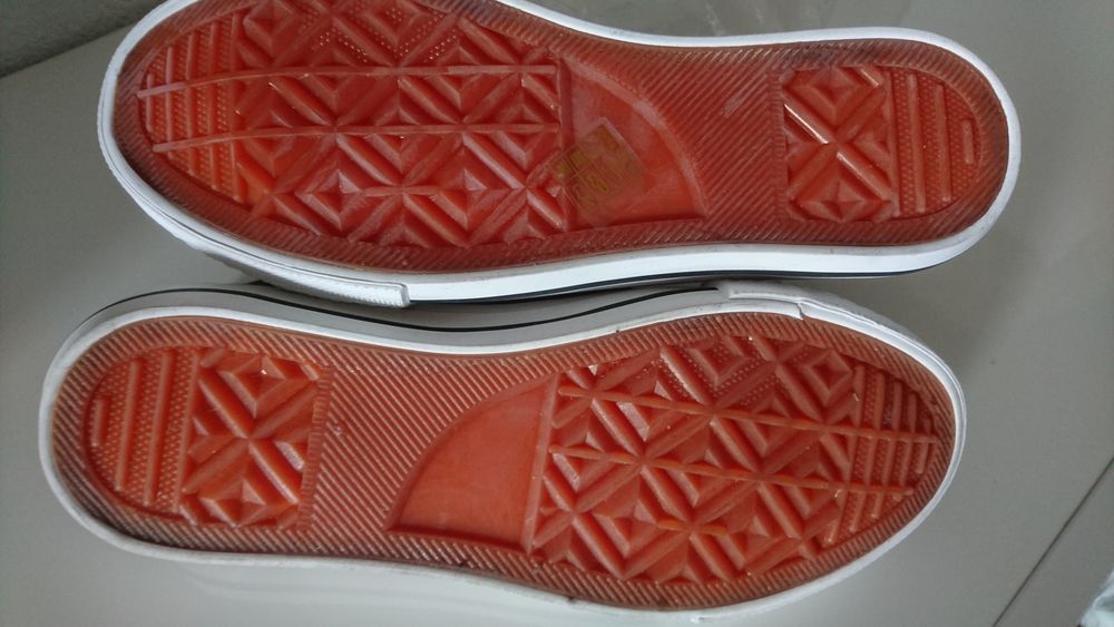 Baskets dentelle noires NEUVES jamais port&eacute;es Taille 38
Chaussures