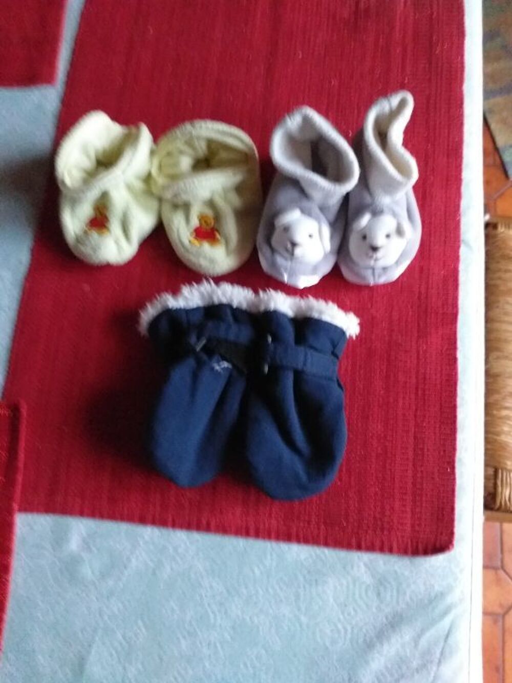 2 PAIRES DE CHAUSSONS + MOUFLES GARCON TAILLE 6/12 MOIS Puériculture