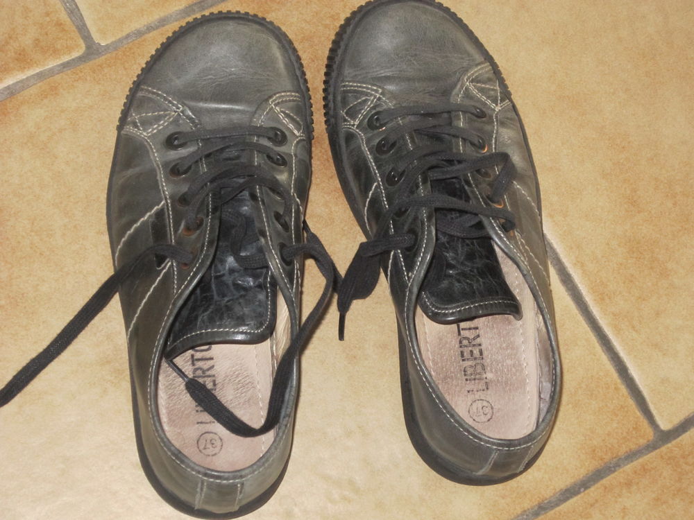 Une paire de mocassins couleur grise Femme Chaussures