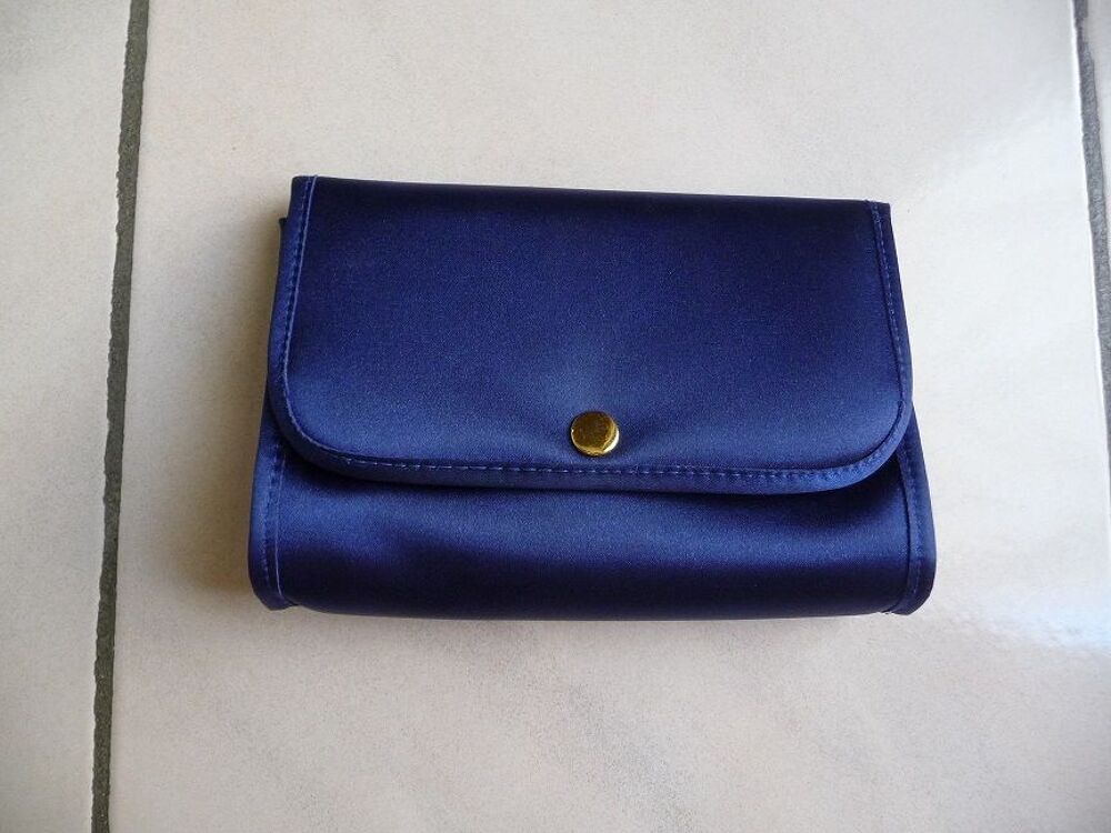 Pochette satin bleu Maroquinerie
