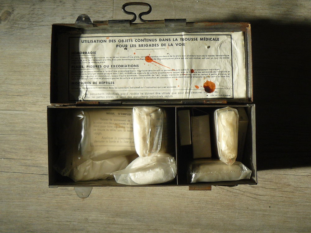 Ancienne trousse m&eacute;dicale SNCF ann&eacute;es 80 