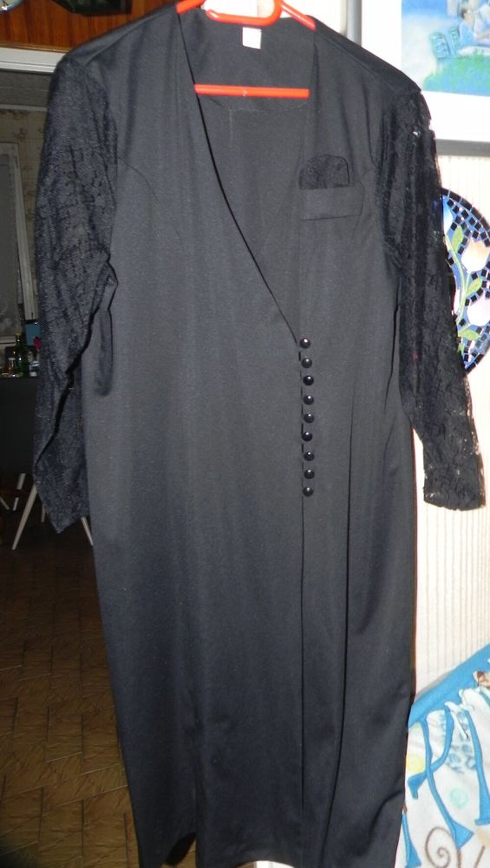 Robe noire avec manches longues en dentelle, taille 48. Vtements