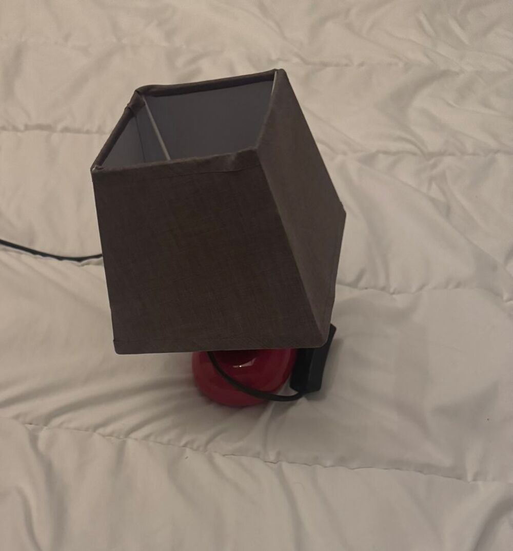 Lampe galet rouge et noir Décoration