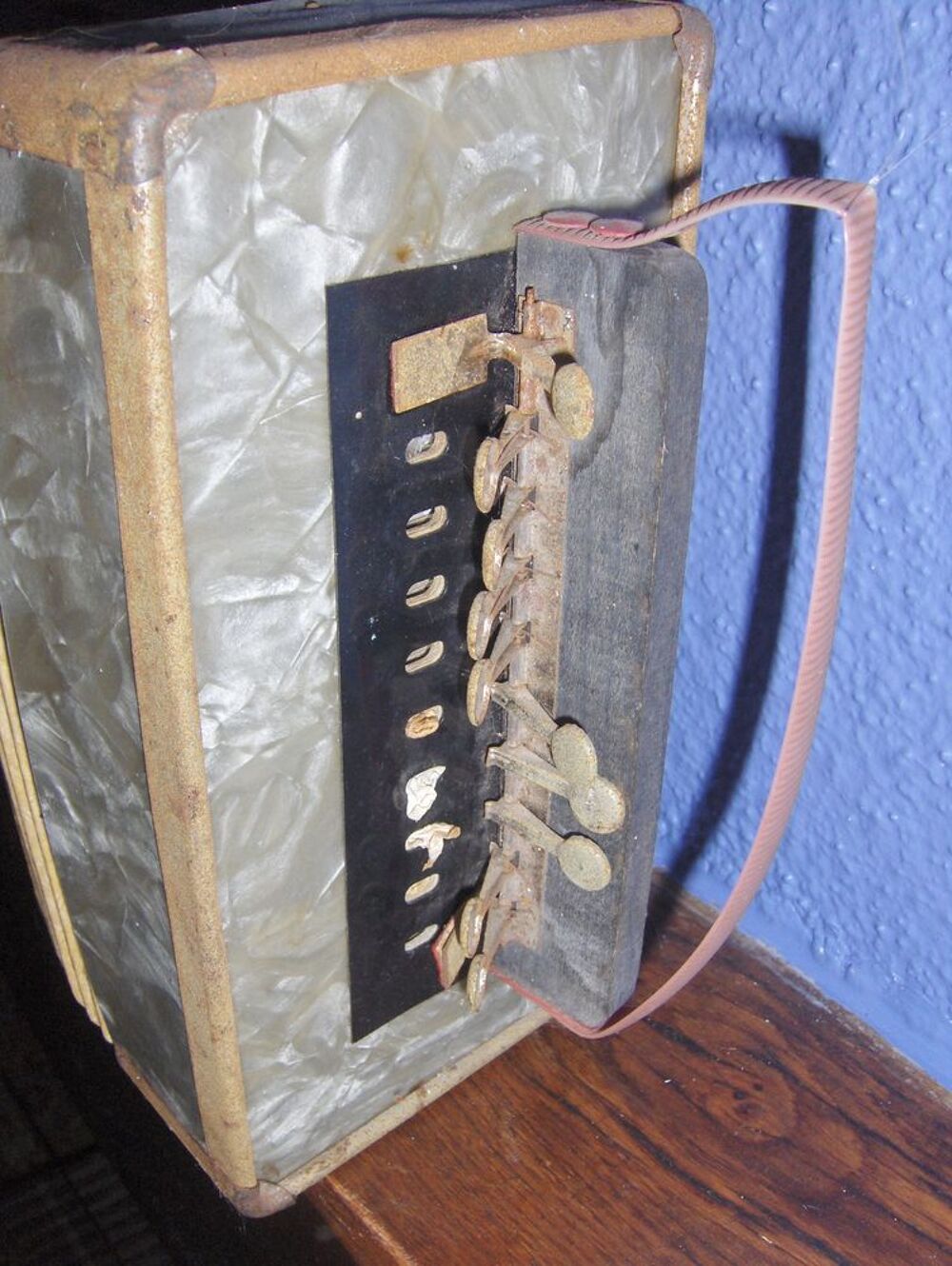 VINTAGE -- Jouet ancien : Accord&eacute;on de 1956
Jeux / jouets