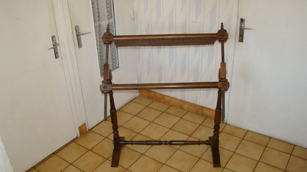 M&eacute;tier &agrave; tapisserie en bois vintage
Décoration