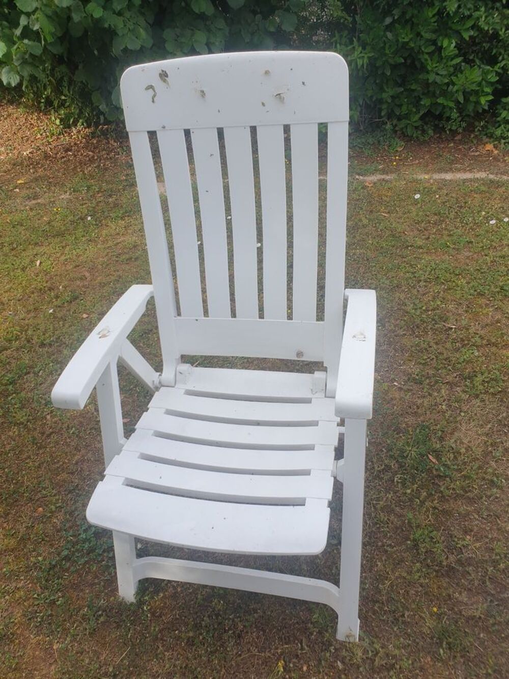 2 Tables rondes blanche. Diam&egrave;tre 87 et 97 cm. Jardin