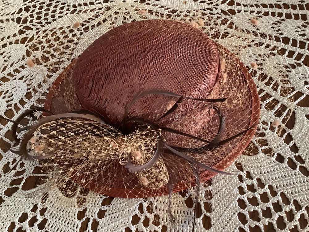 Magnifique chapeau neuf, plume et voilette Vêtements
