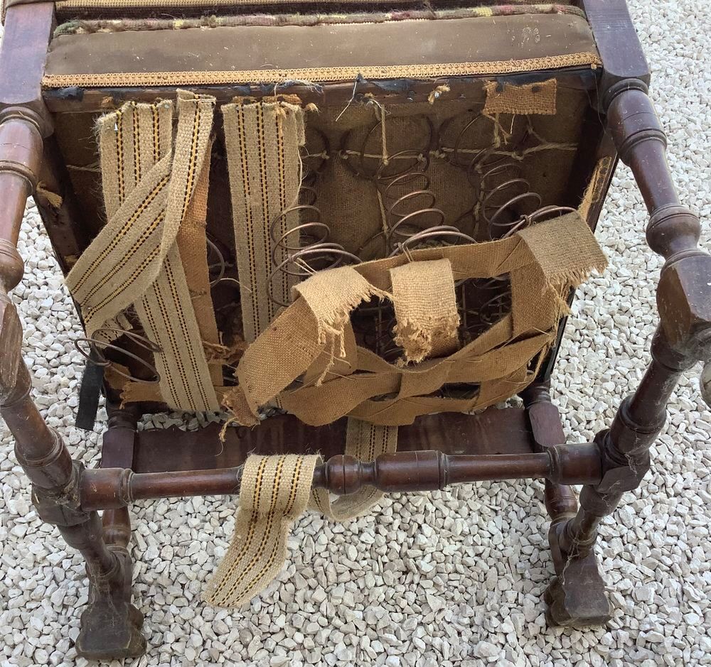 Une belle paire de fauteuils du style Louis XIII Meubles