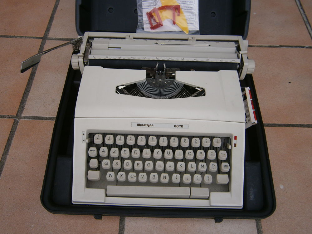 MACHINE A ECRIRE ANCIENNE VINTAGE 