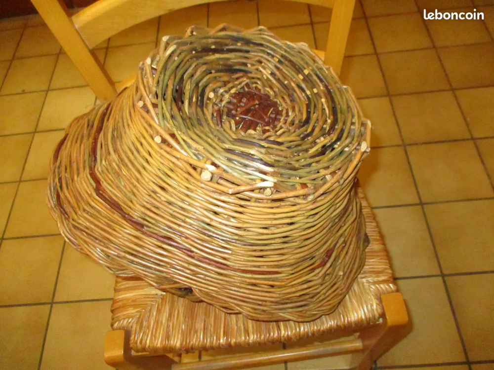 tr&egrave;s grand panier en osier en bon &eacute;tat Décoration