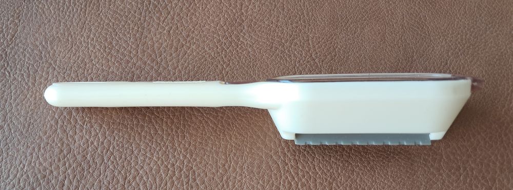 Ecailleur &agrave; poisson avec r&eacute;servoir 
17x4 cm
Cuisine