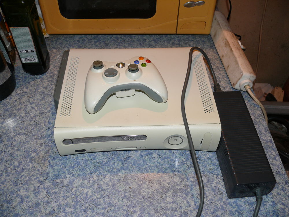 XBOX 360 compl&egrave;te, avec une manette. 60 GO. Consoles et jeux vidos