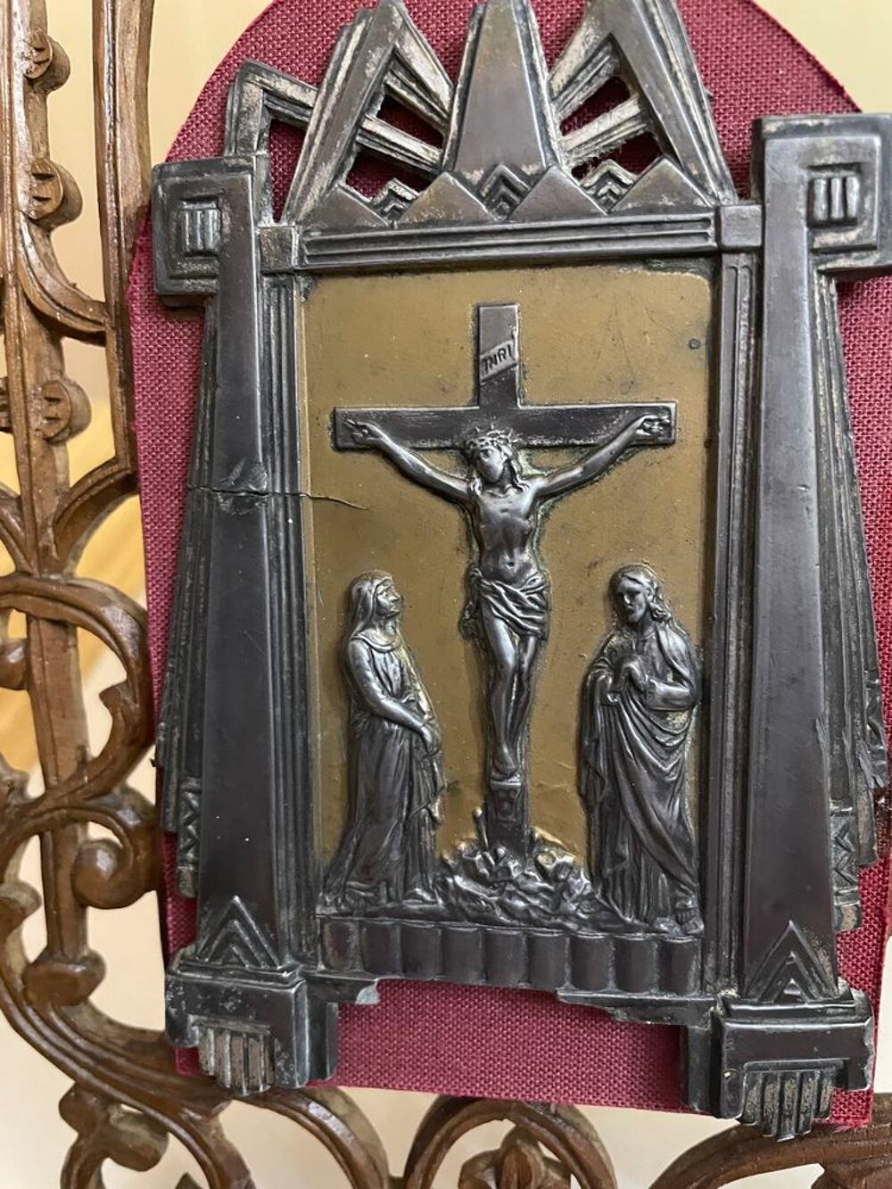 Christ su support bois cisel&eacute; Décoration