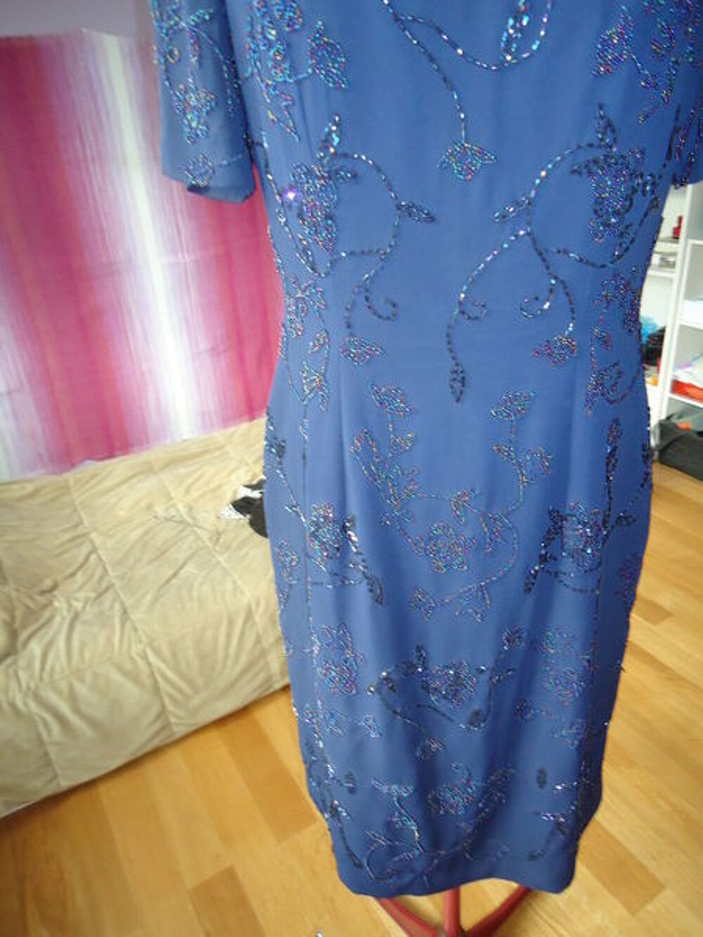 Robe de couleur bleu outremer, perl&eacute;e. Vêtements