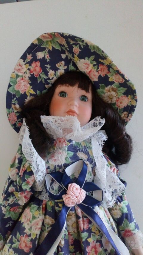 Poupe Porcelaine Robe Florale et Chapeau 0 Battrans (70)
