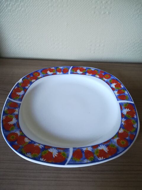 ASSIETTE VINTAGE  d�cor fraises 
0 Mouvaux (59)