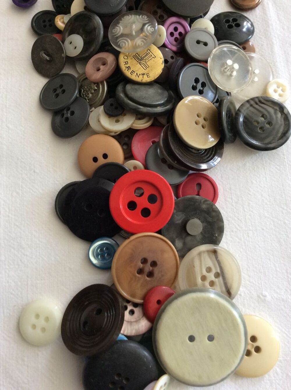 Boutons anciens divers mod&egrave;les et mat&eacute;riaux 1kg ! 