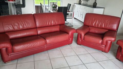 canap 3 places et 2 fauteuils en cuir rouge  1200 Prmilhat (03)