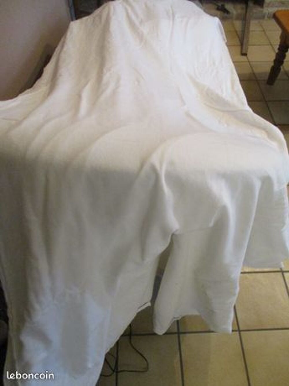 Grand drap blanc 2 m 75 x 2 m environ en tr&egrave;s bon &eacute;tat
coton Décoration