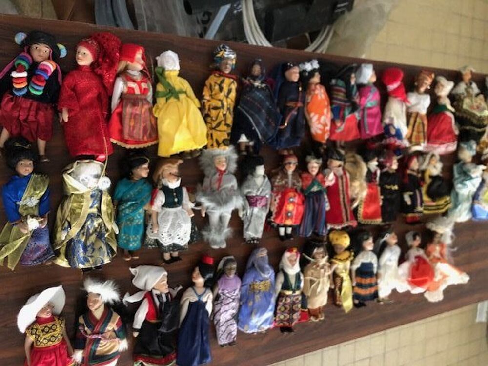 Collection de 45 poup&eacute;es du monde en porcelaine &agrave; 8 € l'unit 