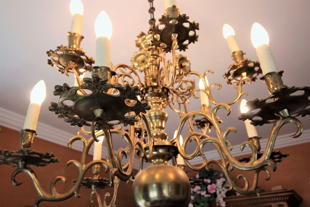 Lustre hollandais en laiton dor&eacute;. 
D�coration