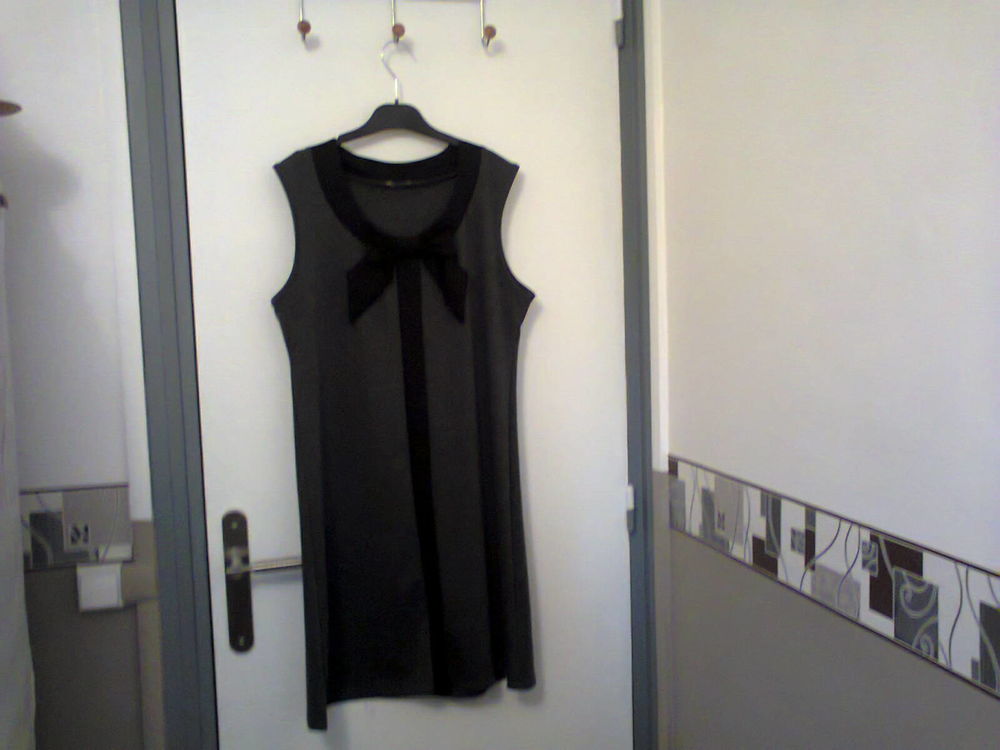 robe droite en lainage gris anthracite et noir. taille 46. Vêtements