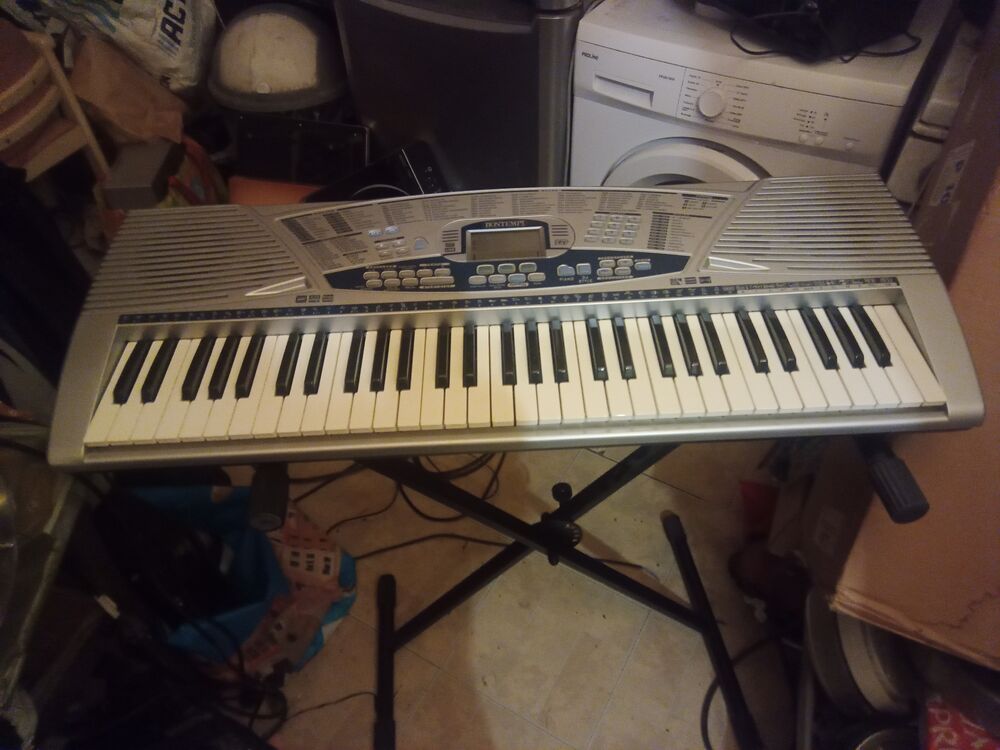 Synth&eacute;tiseur Bontempi, avec son support m&eacute;tallique Instruments de musique