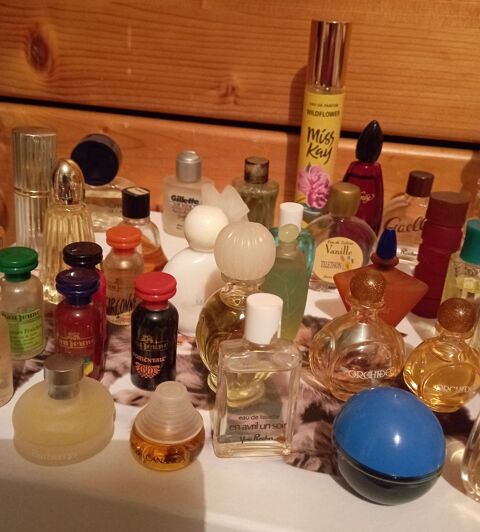 Lot de 85 Miniatures de parfum  90 Chteauvilain (38)